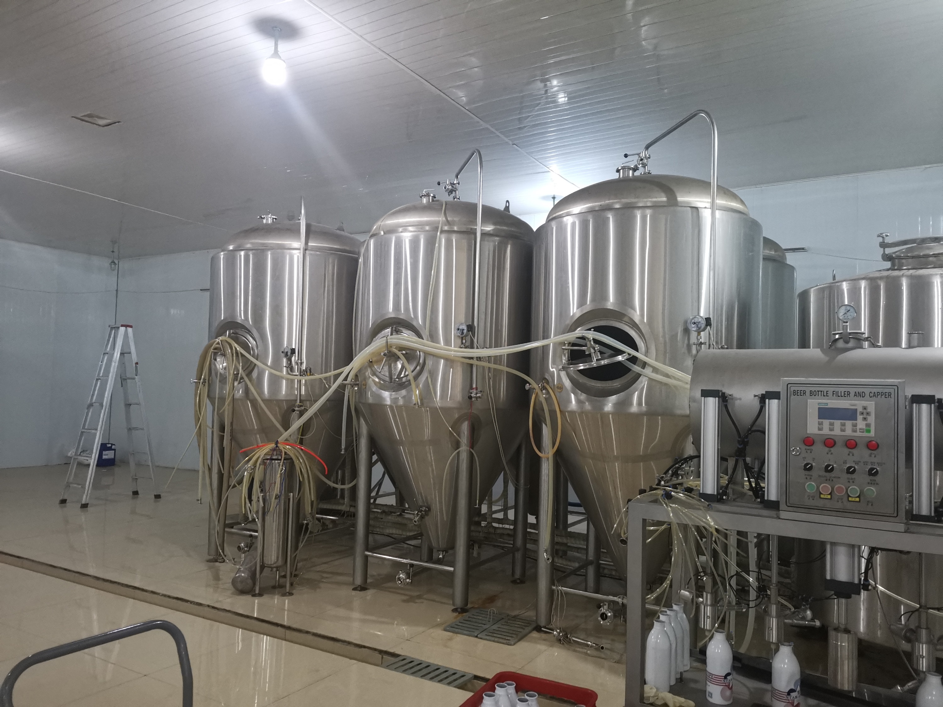 成都 2000L两器+热水精酿啤酒